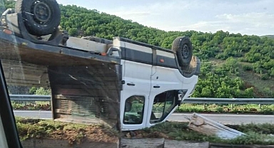 Kamyonet refüje çıktı
