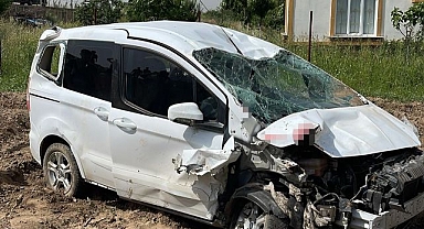 Kamyonet şarampole yuvarlandı: 2 yaralı