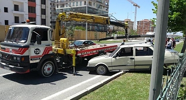 Kamyonun çarptığı otomobil refüje savruldu