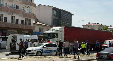 Karşıdan karşıya geçmeye çalışan kadına tır çarptı!