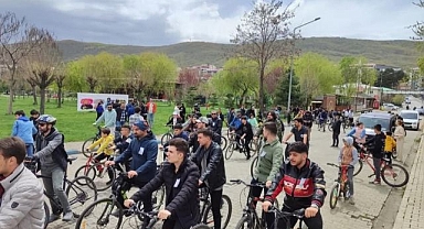 Kaybettikleri öğretmenleri için pedal çevirdiler