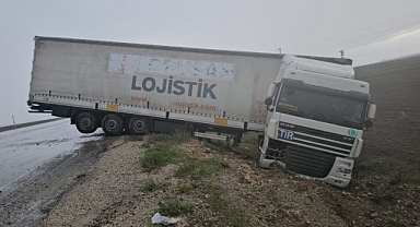Kayganlaşan yolda tır şarampole düştü