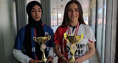 Kız voleybol takımları başarıya imza attı