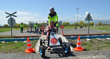 Köy çocuklarına trafik eğitimi verdiler