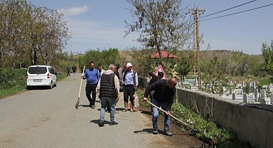 Köyün ortak alanları el birliğiyle temizleniyor