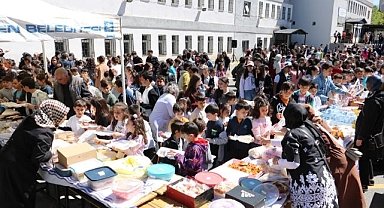 Kütüphane için kermes düzenlediler