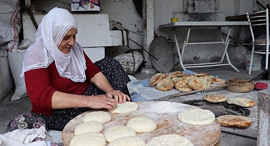Lezzetli ekmekler köy tandırında pişiyor