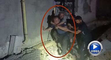 Mahsur kalan yaşlı adamı polisler sırtında taşıdı