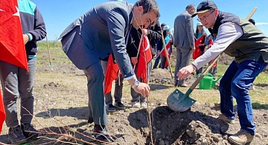 Meyve fidanları toprakla buluştu