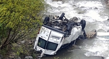 Minibüs şarampole devrildi! 2 ölü, 3 yaralı