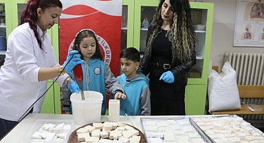 Minik öğrenciler atık yağlardan sabun üretti