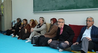 Nineler ve dedeler torunları için masal öğreniyor