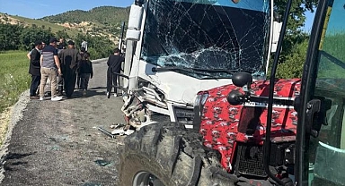 Öğrenci servisi ile traktör çarpıştı: 8 öğrenci yaralandı