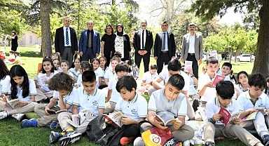Öğrenciler doğanın huzurunda kitap okudu