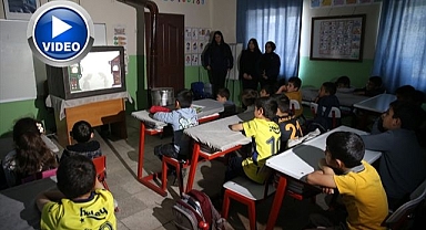 Öğrenciler Hacivat ve Karagöz'ü köy çocuklarıyla buluşturdu