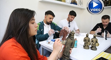 Öğrenciler Sultan Alparslan temalı hediyelik üretiyor