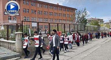 Öğrencilerden trafikte farkındalık uygulaması