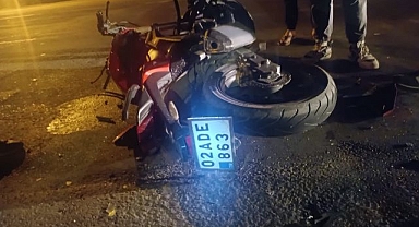 Otomobil ile çarpışan sürücü canından oldu