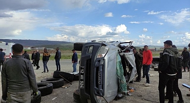 Otomobil ile kamyonet çarpıştı: 7 yaralı