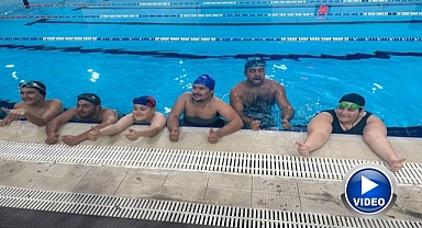 Özel sporcuların yüzme yarışında renkli görüntüler