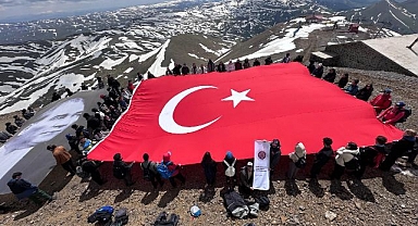 Palandöken'in zirvesinde 19 Mayıs coşkusu