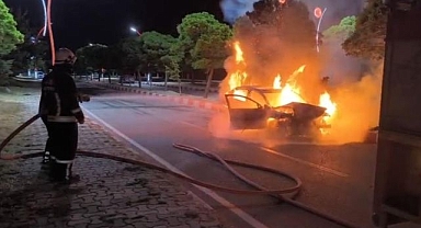 Park halindeki araca çarpıp alev aldı