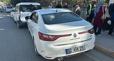 Park halindeki araçlara çarptı