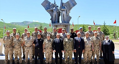 PKK'lı teröristlerce şehit edilen silahsız 33 asker anıldı