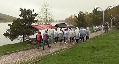 Polisten gençlere piknik jesti