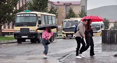 Sağanak yağmur hayatı olumsuz etkiliyor