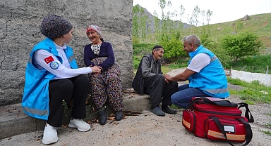 Sağlık hizmetini dağ tepe demeden ulaştırıyorlar