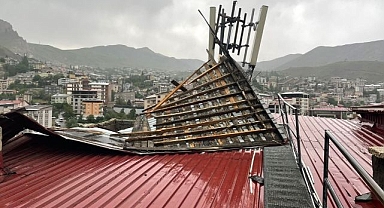 Şiddetli rüzgar çatıyı söküp attı