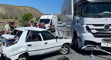 Tır otomobille çarpıştı