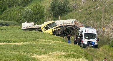 Tır şarampole yuvarlandı 2 ağır yaralı