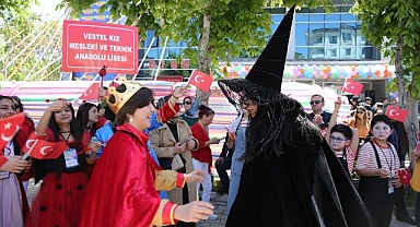 Tiyatro şenliğinde doyasıya eğlendiler