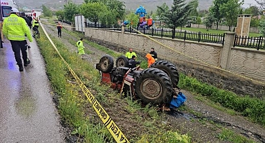 Traktör devrildi sürücü hayatını kaybetti