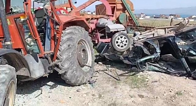 Traktör ile otomobil çarpıştı