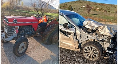Traktöre çarpan otomobil hurdaya döndü