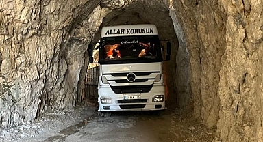 Tırın sıkıştığı tünel ulaşıma kapatıldı