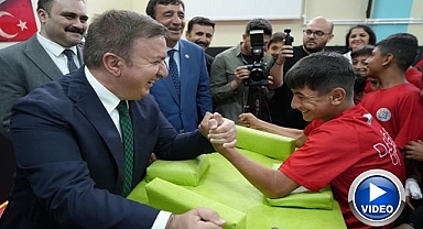 Vali öğrencilerle bilek güreşi tutttu