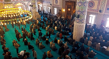 Yarım asırlık Camii'de son cuma namazı