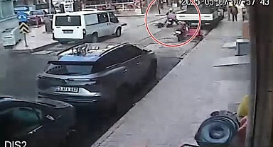 Yaşlı adam motosikletin altında kaldı