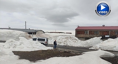 Yayla evleri kar altında