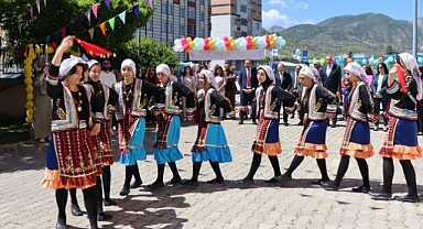 Yıl sonu sergisi renkli görüntüler oluşturdu