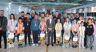 Yüzme yarışında kıyasıya yarıştılar