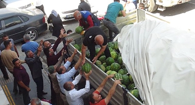 30 ton karpuzu kendi elleriyle dağıttı