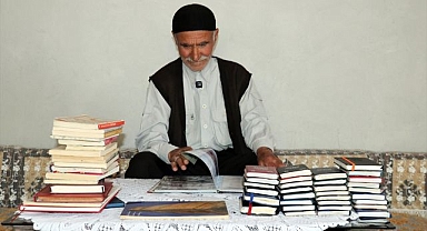 60 yıldır şiir yazıp günlük tutuyor