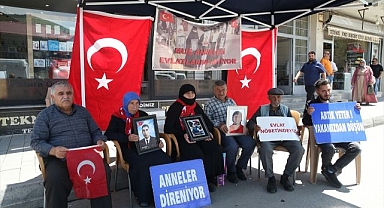 Acılı ailelerin evlat nöbeti sürüyor