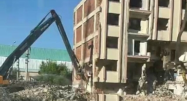 Ağır hasarlı bina tek dokunuşla yıkıldı