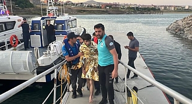 Akıntıya kapılan genç kurtarıldı